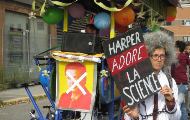 Manifestation artistique anti-conservateurs à Montréal