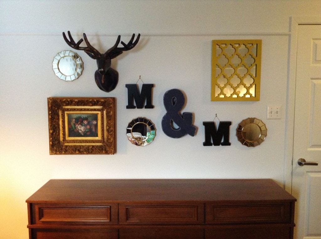 Un mur de cadres, trois styles | Quartier Libre