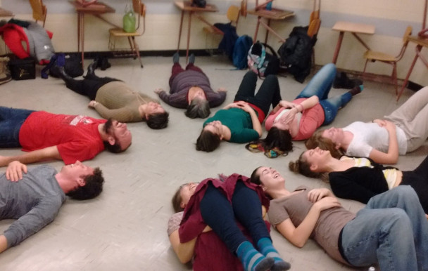 Les étudiants s'initient au yoga du rire
