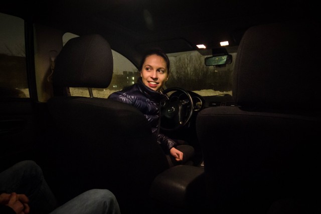 L’étudiante en génie industriel Béatrice St-Louis se tient prête à faire des raccompagnements en voiture. (Photo: Benjamin Parinaud)