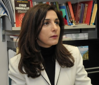 La professeure Esma Aïmer travaille sur la préservation et la détection de la violation de la vie privée sur internet ainsi que sur la sécurité dans la gestion de l’information. Crédit photo : Esma Aïmer.