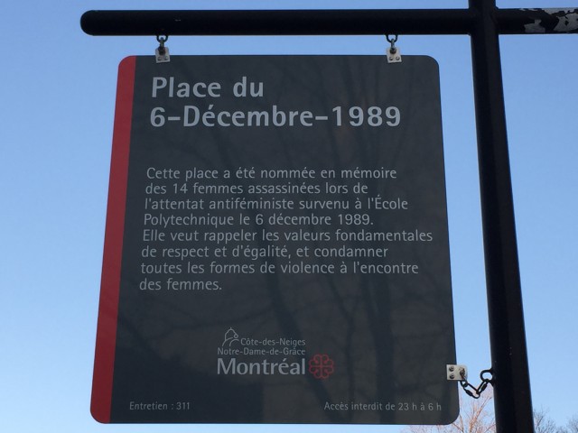 La Ville de Montréal a récemment remplacé le panneau de la Place du 6-décembre-1989, qui fait maintenant état d'un "attentat antiféministe". Photo : courtoisie André Querry