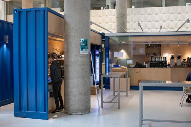 Les installations des cafés sont inachevées et les étudiants notent des défauts d'aménagement. Photo : Jacob Côté. 