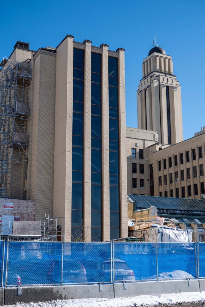 Une façade de l'aile est du pavillon Roger-Gaudry, de l'UdeM, où la grande partie des travaux de réaménagement interne ont lieu. Le pavillon est conçu selon les préceptes de l'Art déco, caractérisé par les lignes droites, les angles et la symétrie. © Juliette Diallo