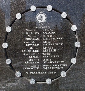 La plaque commémorative rendant hommage aux 14 victimes de Polytechnique (Photo: Wikimedia Commons)