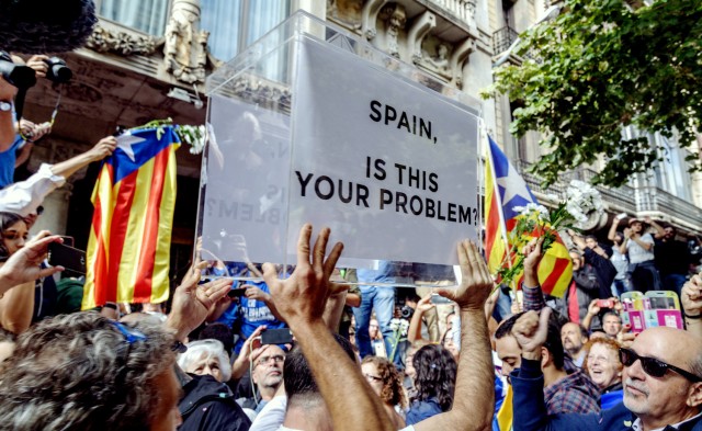 Madrid et la police nationale espagnole avaient tenté par tous les moyens d'empêcher la tenue du référendum sur l'indépendance catalane, le 1er octobre 2017. L'urne électorale est donc devenue un symbole de la revendication démocratique catalane.