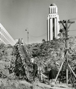 L’escalier en bois a été conservé malgré la rampe. (photo: division de la gestion de documents et des archives)