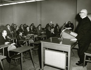 dans les années 1960, des ecclésiastiques donnaient des cours. (crédit photo : photo: division de la gestion de documents et des archives)