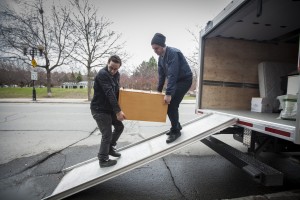 Des courroies peuvent faciliter le transport de certains meubles. (Crédit Photo: Isabelle Bergeron)