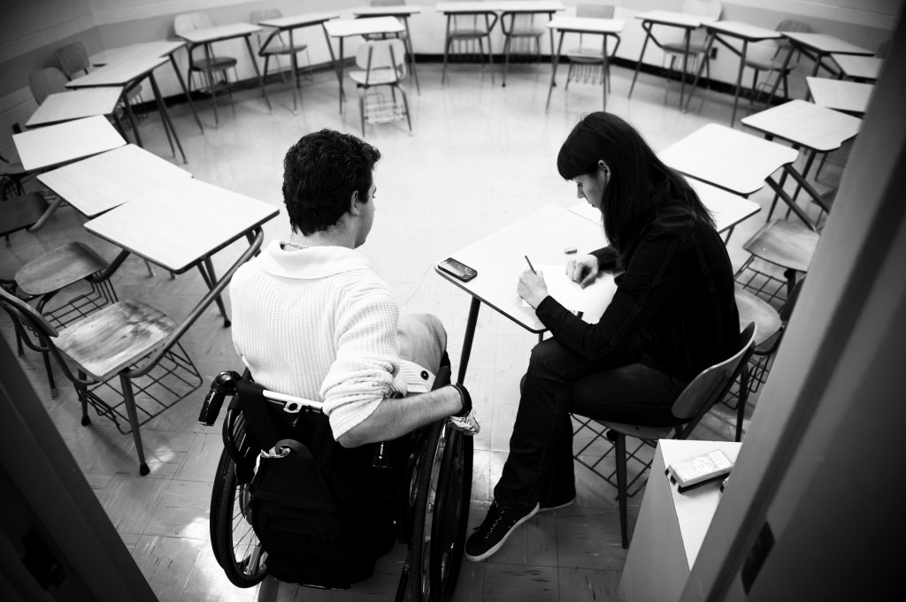 Clément ne peut se servir de ses mains, il se fait donc aider par des bénévoles pour rédiger ses travaux et ses examens. (Crédit photo: Pascal Dumont)