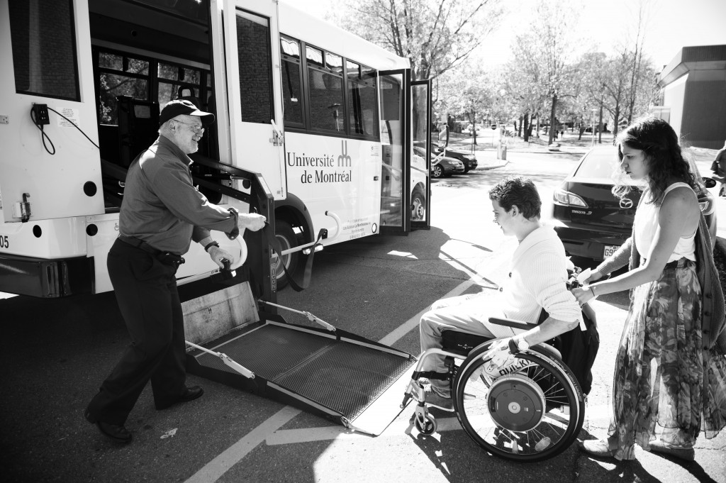 Depuis son entrée à l'UdeM, l'employé Pierre Farrand l'aide à se déplacer sur le campus grâce au bus spécial. (Crédit photo: Pascal Dumont)