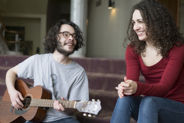 L'étudiante au baccalauréat en littératures de langue française et philosophie Jeanne Côté et l'étudiant au baccalauréat en composition mixte Guillaume Aubertin Hogue, participants d'UdeM en spectacle. Crédit Photo: Sarah Bouchaib