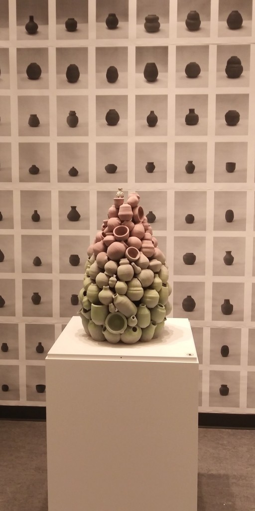 L'oeuvre Pot of pots,créé par l'artiste Mel Arseult,e n 2019 et 2020, mélange la céramique et l'impression numérique. Photo : Marc Boulanger