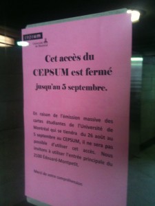 Dans la station Édouard-Montpetit, l'accès vers le CEPSUM est fermé en raison de l'émission de cartes étudiantes.