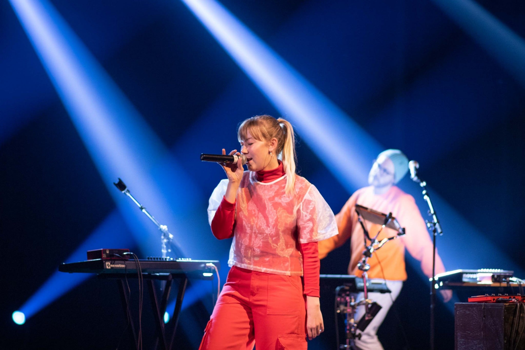 Le duo montréalais Titelaine, composé de Gabrielle Legault et Loukas Perreault, a animé une partie de la soirée avec une prestation hors-concours. Ces deux diplômés de l’UdeM et ont été finalistes à l’UES en 2018 et en 2019. Photo : Jacob Côté