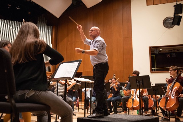 Le chef d'orchestre Jean-François Rivest promet une programmation passionnante pour l'année 2020, bien qu'il se garde d'en révéler les détails. Crédit : Jacob Côté (archives QL)