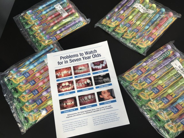 Le centre a reçu un don de Colgate de 650 brosses à dents et tubes de dentifrice. Photo : Esther Thommeret