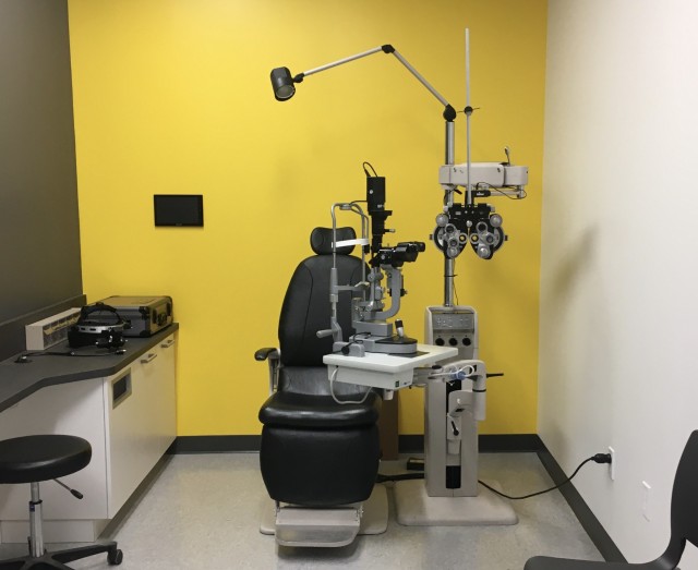L’une des salles où des examens de la vue sont réalisés par les étudiants en optométrie de l’UdeM. Photo : Esther Thommeret