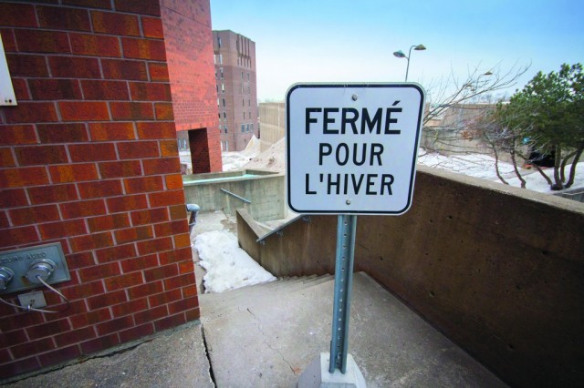 « Dès que l’hiver arrive, il y a ces panneaux un peu partout interdisant de passer, constate M. Saunier. On est à Montréal… Si on n’est pas capable de déneiger quelques escaliers, qu’est-ce qu’on fait ? » (Photos : Benjamin Parinaud)