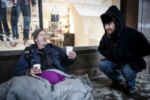 Maxime discute avec james de l’impassibilité des gens vis-à-vis de sa situation près de la station de métro McGill. (crédit photo : Adil Boukind)