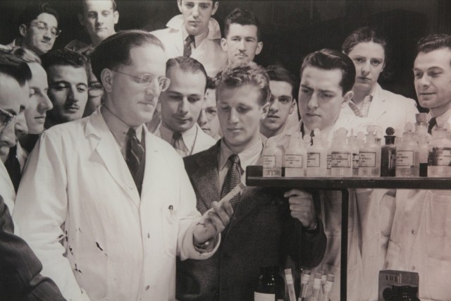 Professeur_et_étudiants_en_laboratoire_de_chimie_vers_1970_photo_Archives_UdeM