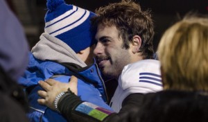 Les partisans viennent féliciter Gabriel Cousineau pour ses cinq ans chez les Carabins. Crédit photo: Sarah Bouchaïb