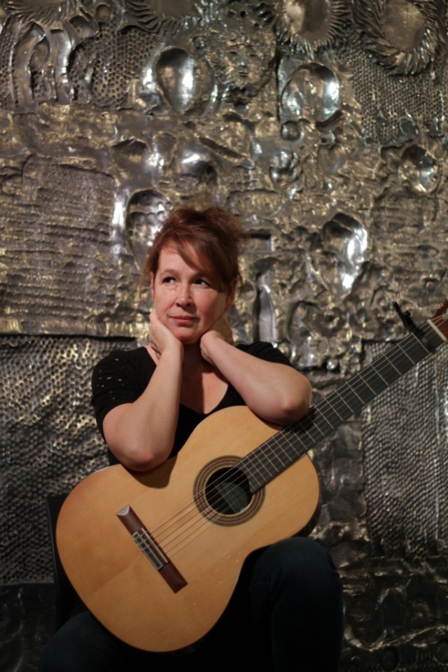 La musicienne Valérie Gagné, photographiée devant l'Homme soleil de Jordi Bonet.