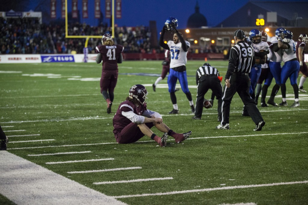 Le receveur des Marauders Max Cameron après le placement bloqué par les Carabins.Crédit photo: Isabelle Bergeron