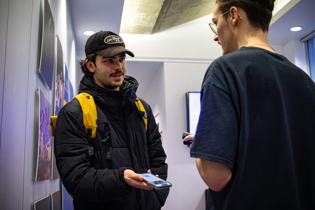 « On est toujours là pour discuter des gens. C'est toujours agréable quand les gens nous partagent s'ils ont aimé le film », Maxime, étudiant et guichetier pour le Ciné-Campus. Photo Nicolas Bougeard