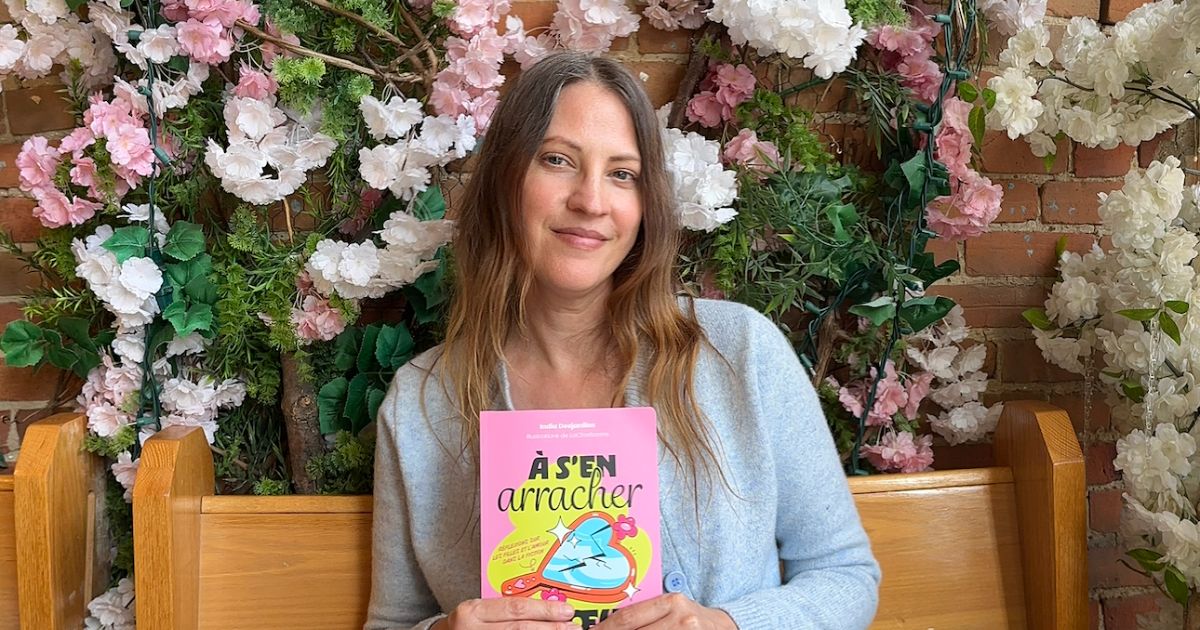 L'autrice India Desjardins, avec entre les mains son dernier ouvrage, en 2025.
