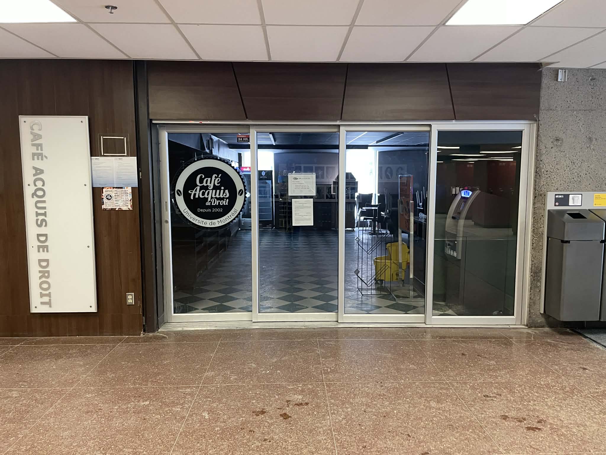 Entrée du Café Acquis de Droit, à l’Université de Montréal. © Alexis Thériault