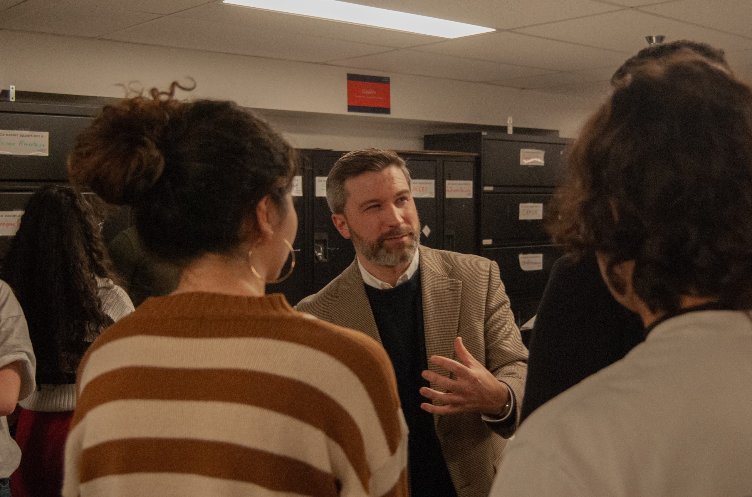 Gabriel Nadeau-Dubois échange avec des étudiants à l’Université de Montréal, à la suite d’une conférence sur l’engagement et la mobilisation étudiante. © Samuel Girard