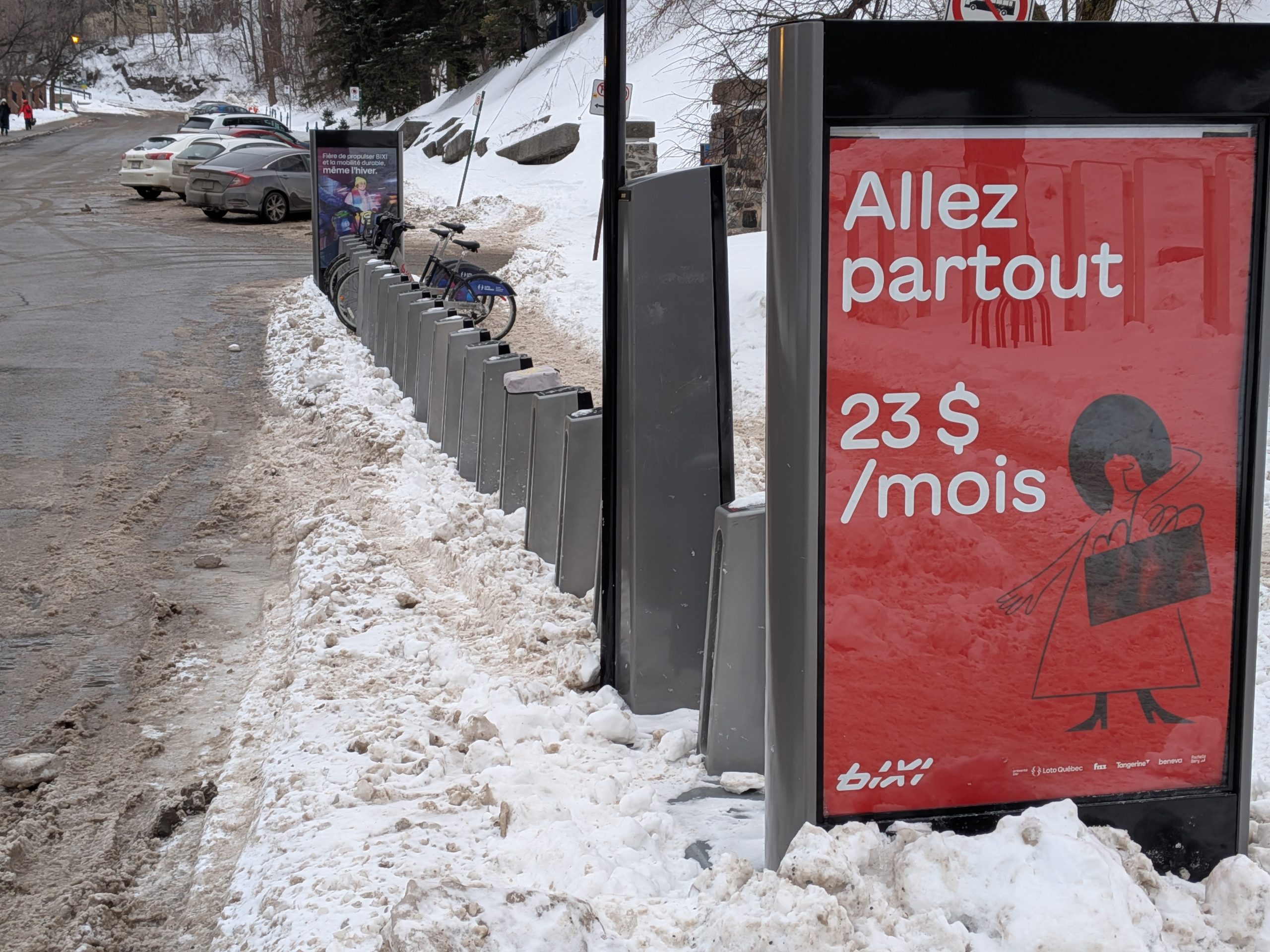 Station BIXI en hiver près du campus de l’Université de Montréal, alors que l’organisme prévoit une hausse du prix de l’abonnement mensuel. © Ulysse Taillard-Hodez