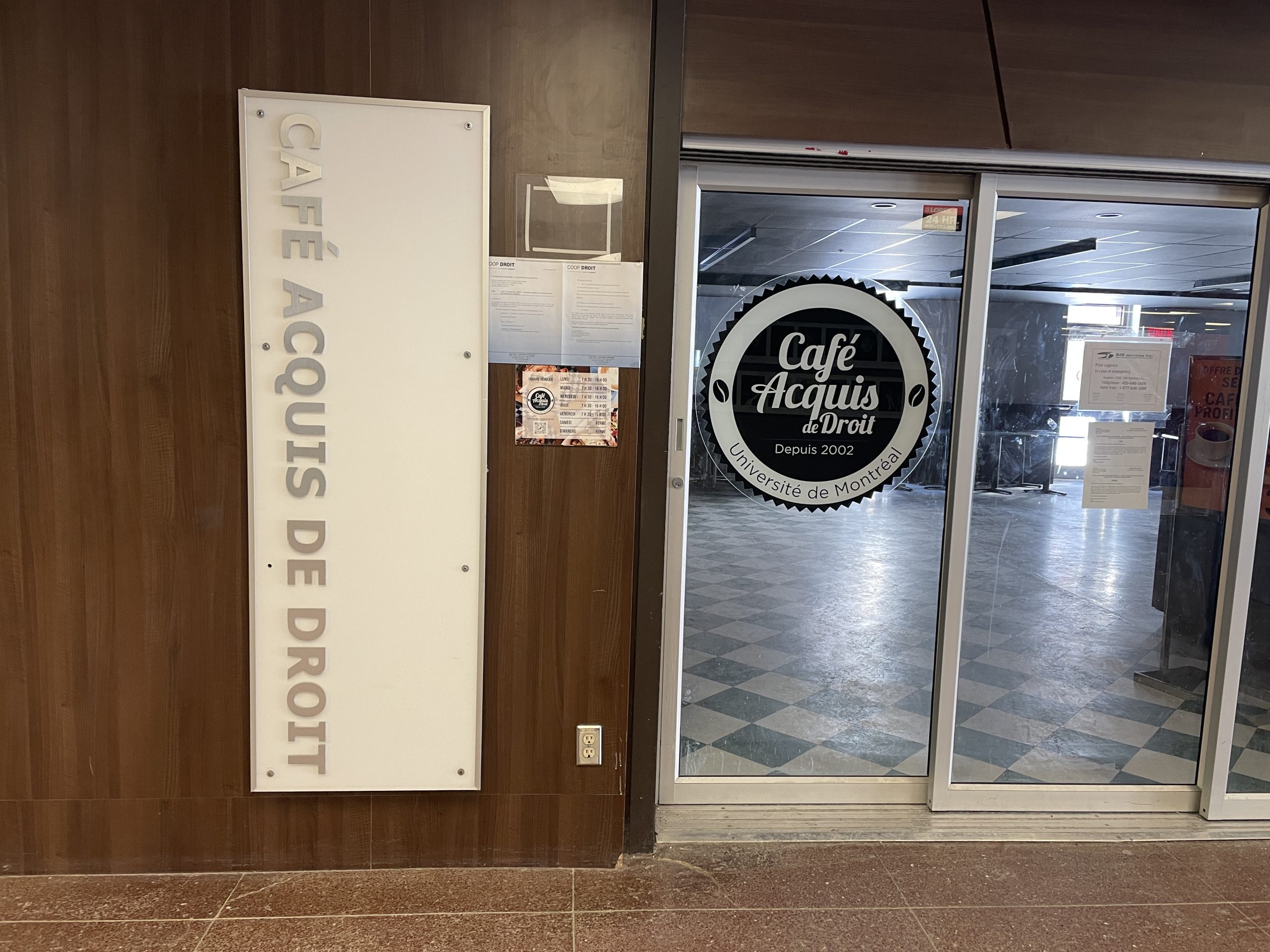 Portes closes au Café Acquis de droit, au pavillon Maximilien-Caron de l’Université de Montréal, après l’arrêt des activités de l’établissement. © Alexis Thériault