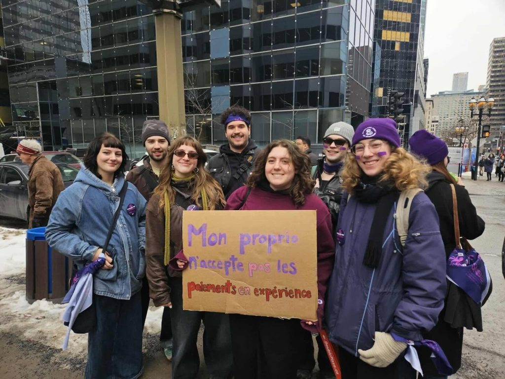 Les étudiant·e·s et membres de L’Association étudiante de Travail Social de l'Université de Montréal, prise lors de la manifestation pour la rémunération des stages, le 31 mars 2026.