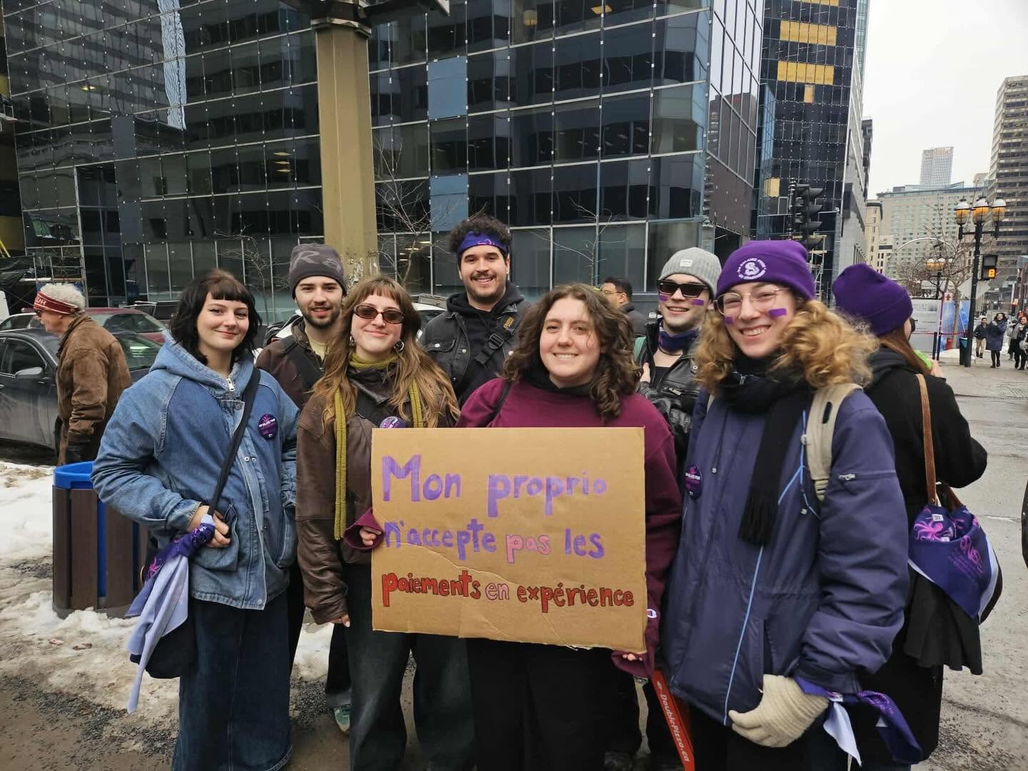 Les étudiant·e·s et membres de L’Association étudiante de Travail Social de l'Université de Montréal, prise lors de la manifestation pour la rémunération des stages, le 31 mars 2026.