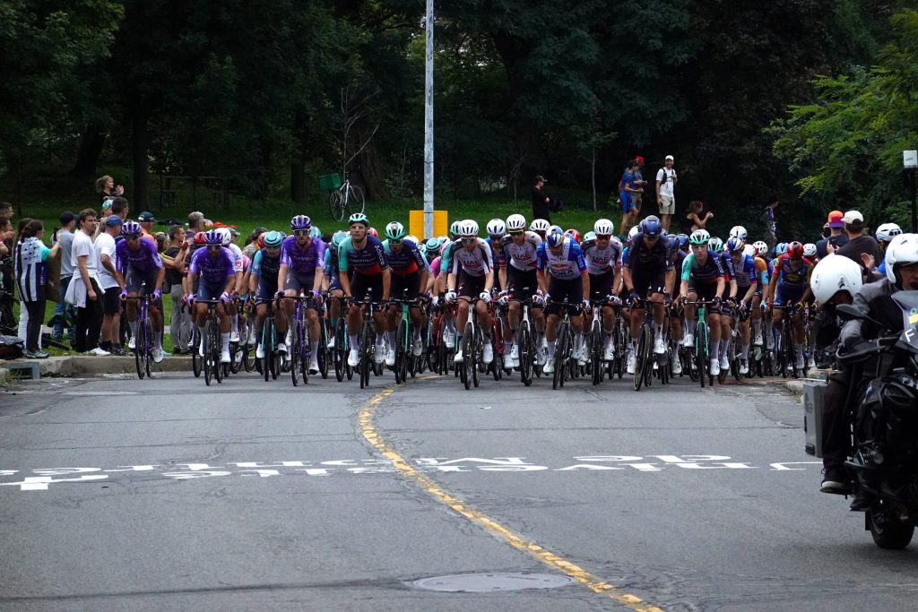 Lors du deuxième tour du parcours, les cyclistes abordent la montée du chemin de Polytechnique, sous les encouragements du public montréalais.