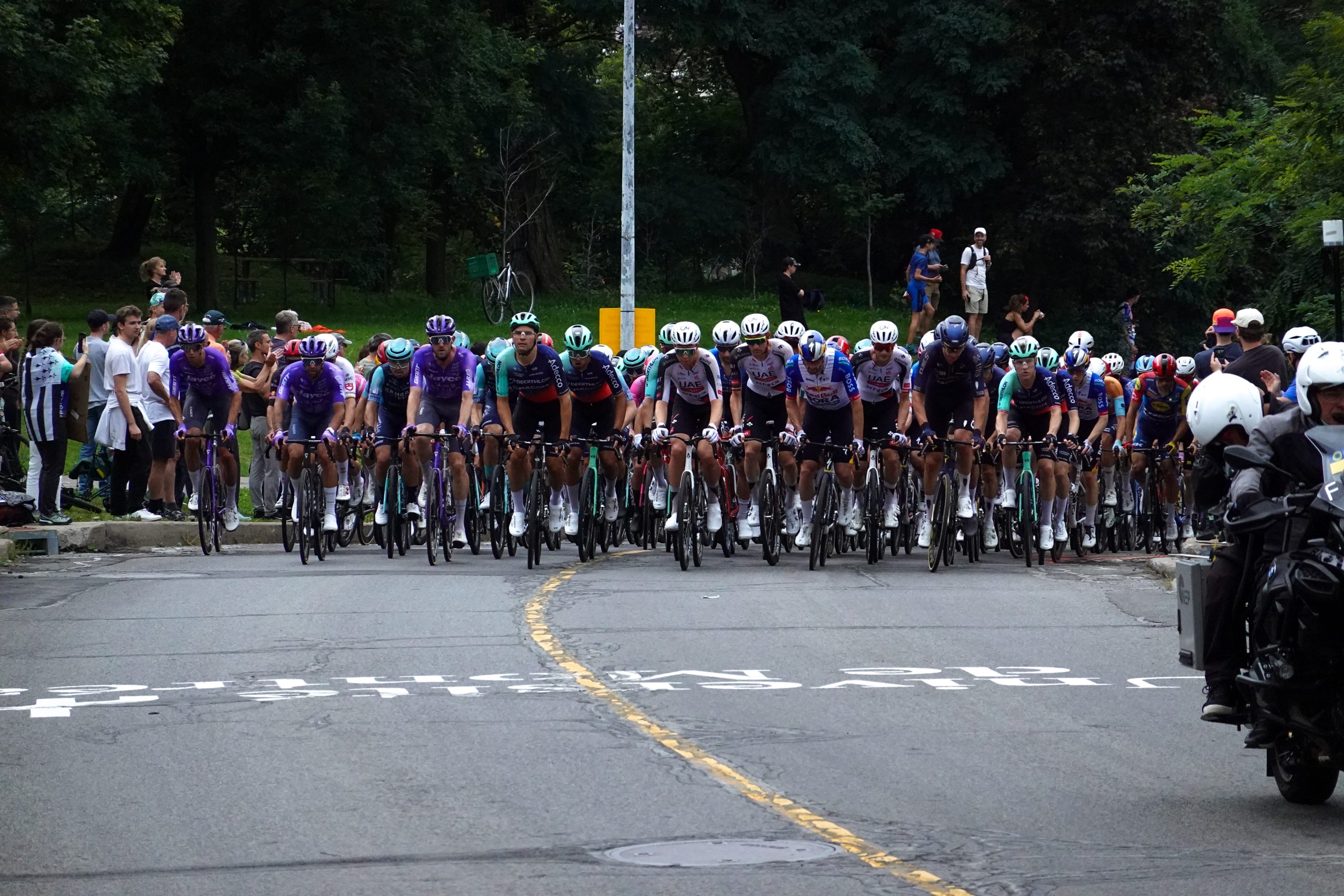 Lors du deuxième tour du parcours, les cyclistes abordent la montée du chemin de Polytechnique, sous les encouragements du public montréalais.