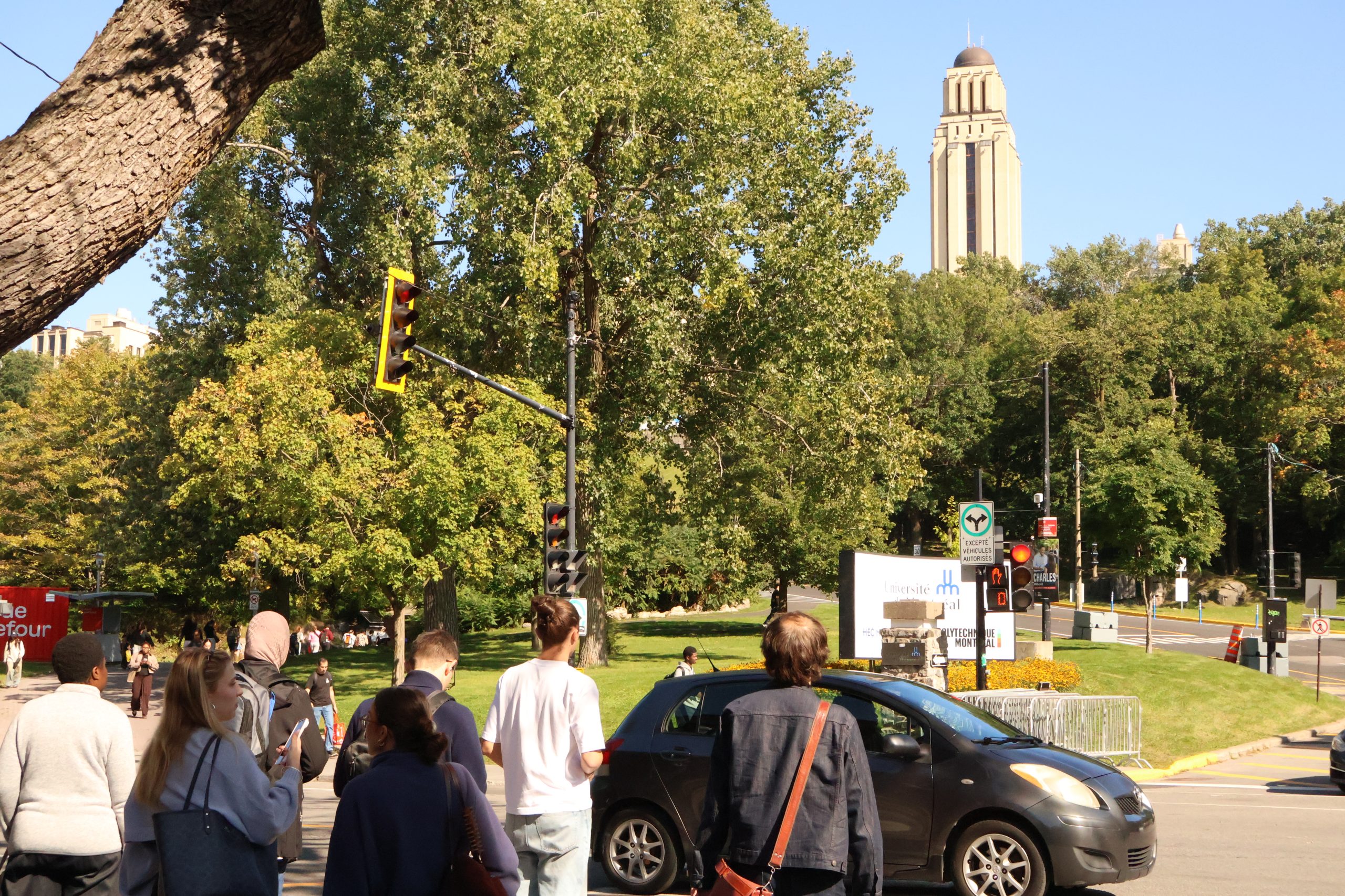Campus - Beaucoup d'étudiant·e·s se dirigent vers le métro le plus près du campus à la fin des cours. Crédit: Simone Gingras