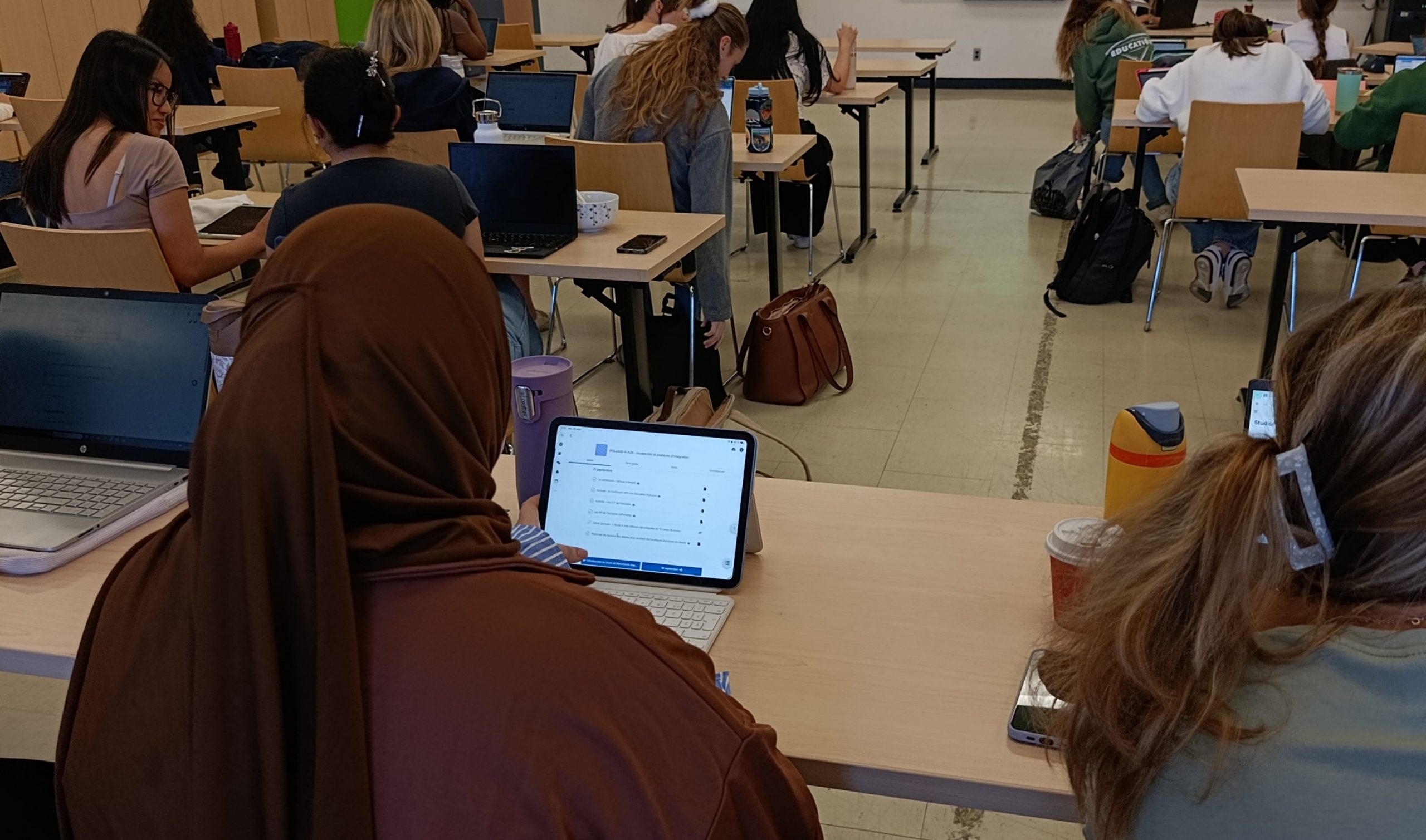 Aya Kaouani étudie les sciences de l'éducation à l'UdeM. Elle porte le voile et dénonce l'impact de la Loi 94. Crédit: Léane Fautrat