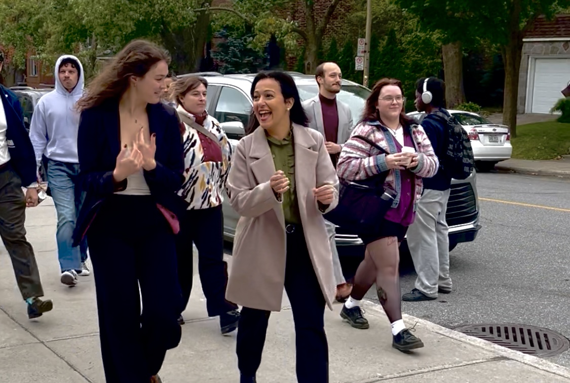 La candidate de Québec solidaire, Marianne-Locas Ouimet (à gauche), et la cheffe de Québec solidaire, Ruba Ghazal (à droite), devant le pavillon Jean-Brillant de l'Université de Montréal pour une rencontre avec les étudiants durant la campagne électorale - Crédit : Samuel Girard