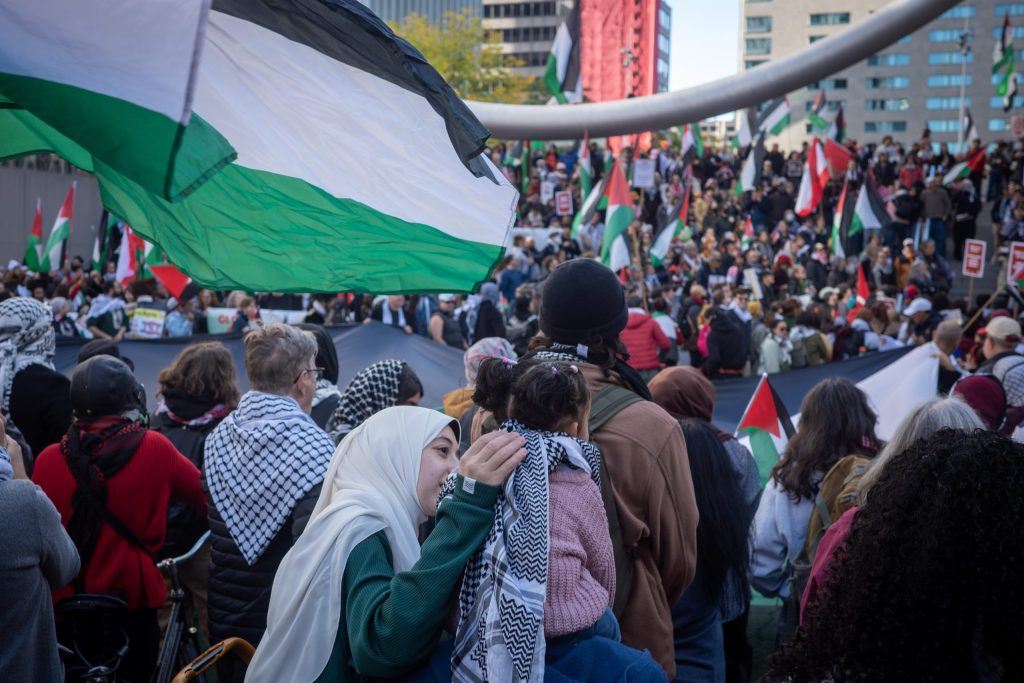 À 14 h, sous l’Anneau de l’esplanade de la Place Ville-Marie. Plusieurs centaines de manifestant·e·s se rassemblent en soutien à la Palestine.