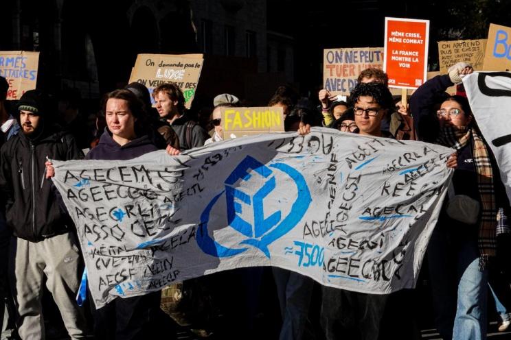 Près de 200 personnes étaient présentes à Montréal pour manifester leur soutien aux lycéen·ne·s français·es, le 17 octobre 2026. Courtoisie : Joséphine Dao-Devenyns