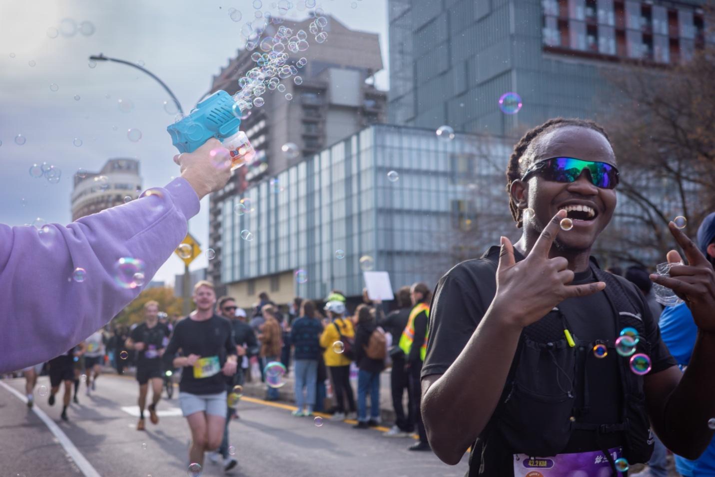En haut de la mythique côte Berri, près du métro Sherbrooke, un marathonien vient de franchir le 11e kilomètre de la course.