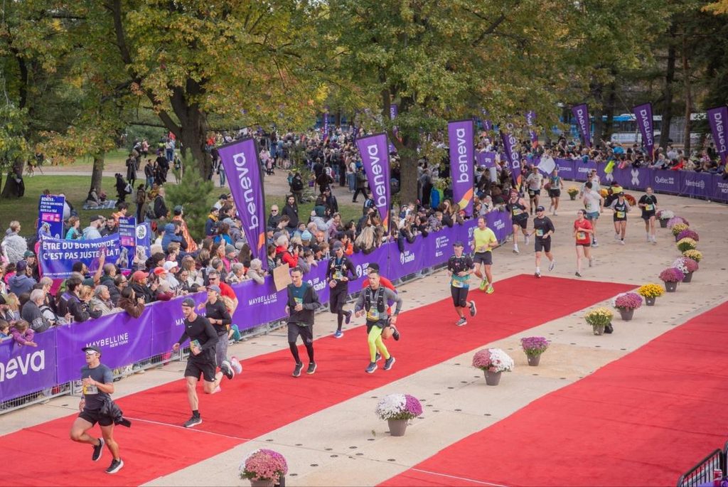 Au parc Maisonneuve, le tapis rouge marque la fin de l’effort. Le Kényan Geoffrey Birgen y a franchi la ligne en premier, en 2 h 16 min 29 s, améliorant de près de deux minutes le chrono qui lui avait déjà valu la victoire en 2025. Chez les femmes, l’Éthiopienne Alem Gebremariam s’est imposée en 2 h 29 min 17 s, atteignant ainsi la cinquième place du classement général.